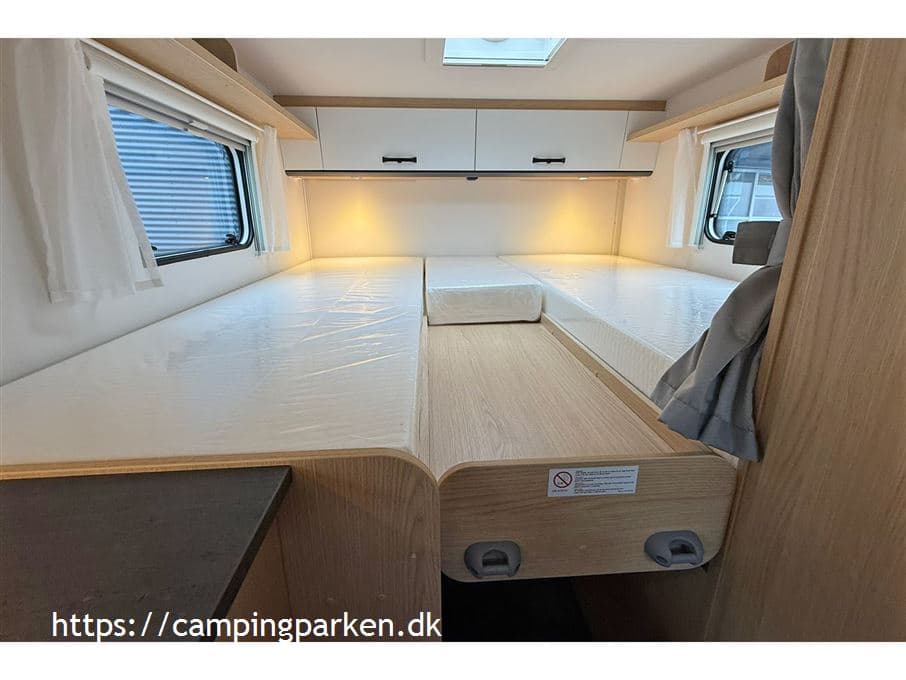 Sunlight VAN V66 Adventure - miniature 1