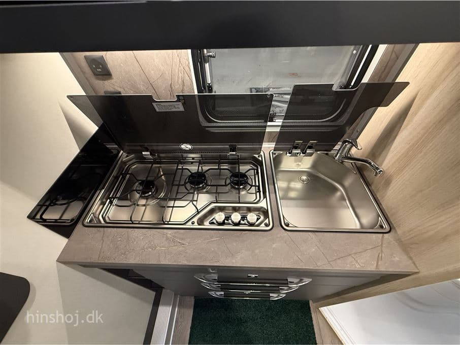 Hobby De Luxe 460 SL - miniature 1